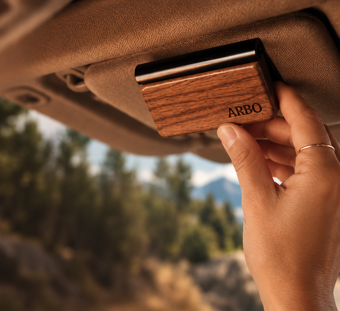 Arbo Wood de madera natural sujeto al parasol del coche